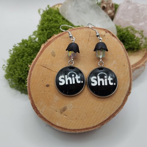 Boucles d’oreilles “shit.” – humour noir minimaliste