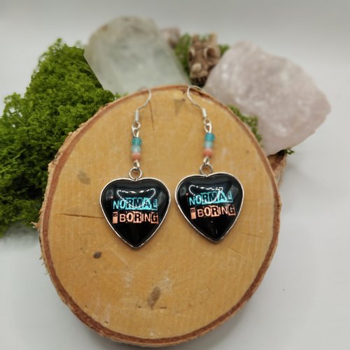 Boucles d’oreilles cœur “normal is boring” – osez être différente