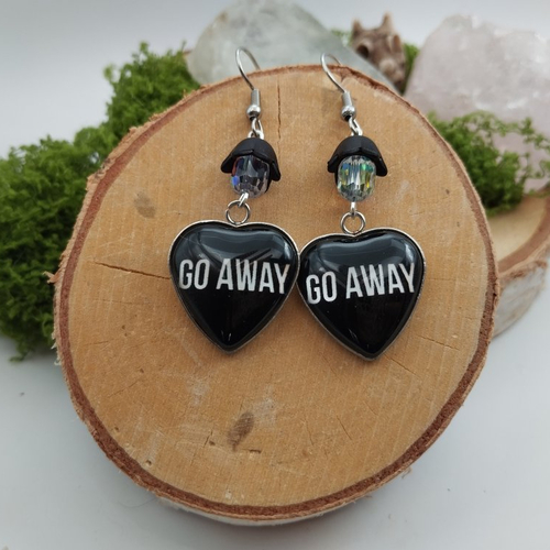 Boucles d’oreilles cœur “go away” – humour noir assumé