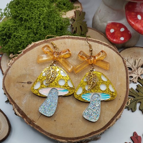 Boucles d’oreilles champignons féeriques – or, paillettes & reflets irisés
