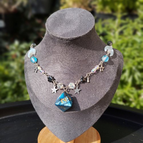 Collier d20 bleu de la cartographe des étoiles