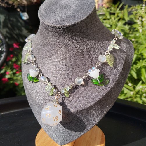 Collier d20 blanc de la clairière enchantée
