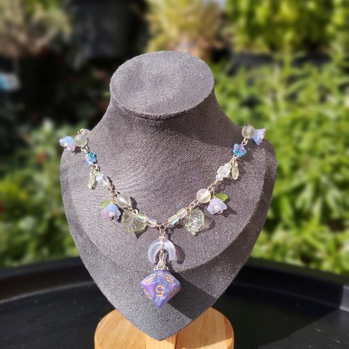 Collier d10 des fleurs du crépuscule