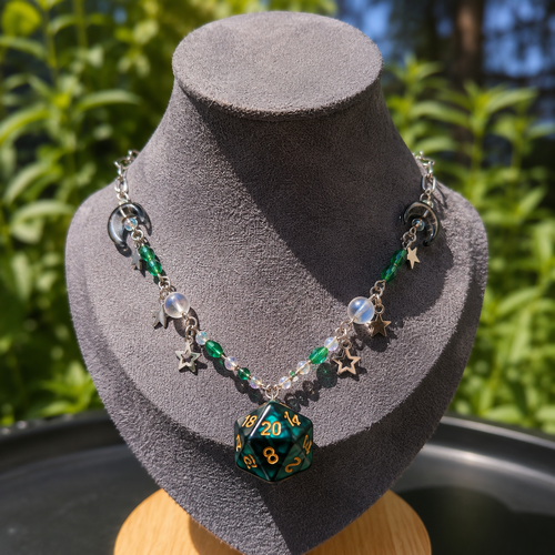 Collier d20 des étoiles d'émeraude