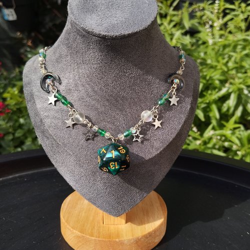 Collier d20 des étoiles d'émeraude