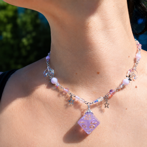 Collier d10 lilas étoilé - inspiration jeux de rôle