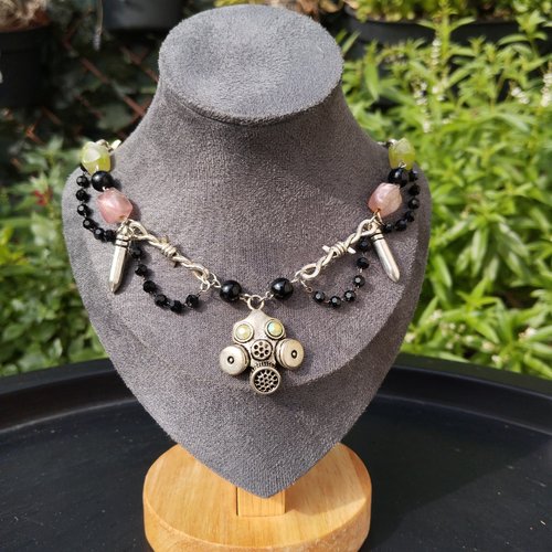 Collier masque des terres désolées