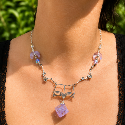 Collier grimoire & dé violet