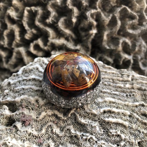 Orgonite oeil de tigre pierre de protection qui renvoie vers son émetteur ses mauvaises intentions.. on dit aussi qu'elle porte chance.
