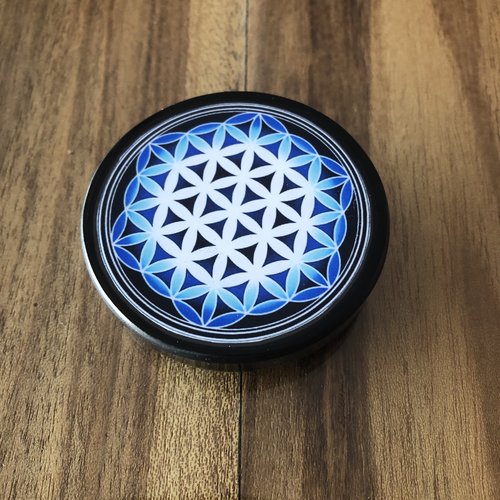 Plaque fleur de vie en shungite de 6,5 cm bleu, purifie et recharge vos pierres, vos boissons...