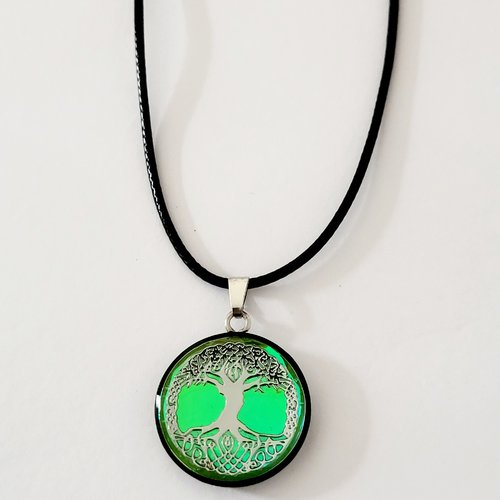 Pendentif artisanal à base de shungite - recto-verso arbre de vie argenté sur fond vert & arbre de vie