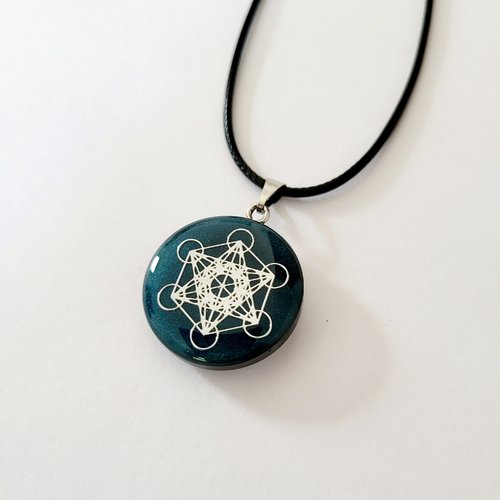 Pendentif artisanal à base de shungite - recto-verso cube de métatron argenté & cœur et ailes d'anges