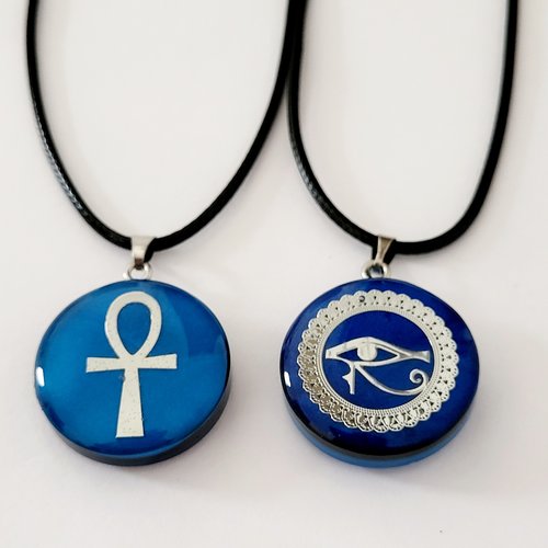 Pendentif artisanal recto/verso croix de ankh et œil d’horus argentée et pigment bleu, 2 en 1, shungite au centre.