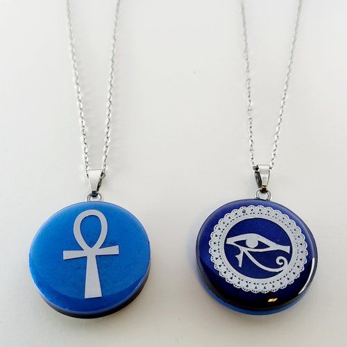 Pendentif artisanal recto/verso croix de ankh et œil d’horus argentée et pigment bleu, 2 en 1, shungite au centre.
