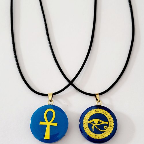 Pendentif artisanal recto/verso croix de ankh et œil d’horus doré et pigment bleu, 2 en 1, shungite au centre.