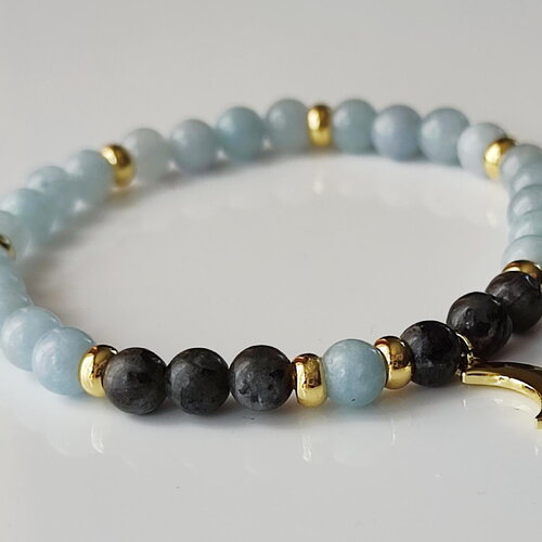 Bracelet élastique en perles de labradorite et calcédoine breloque lune -
