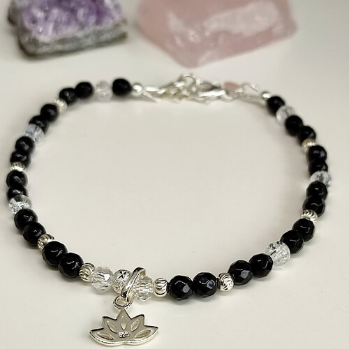 Bracelet en perles d' onyx noir et quartz cristal  sur argent 925 breloque lotus