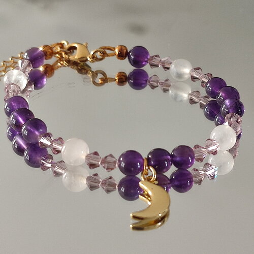 Bracelet en perle d' améthyste et pierre de lune  en plaqué or avec breloque lune