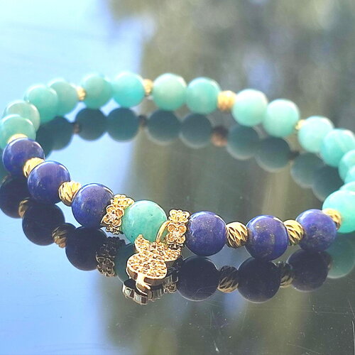 Bracelet élastique en lapis lazuli et amazonite verte avec breloque chat en plaqué or