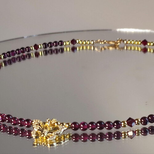 Collier fin en grenat rouge et cristal rouge sur gold filled breloque papillon