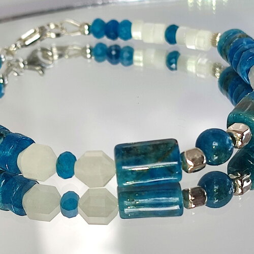 Bracelet en perles d' apatite bleue, pierre de lune et nacre sur argent 925