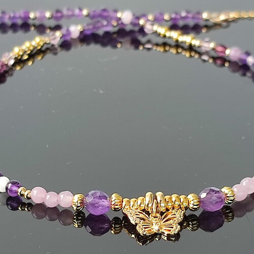 Collier  en perles d' améthystes, lépidolites et perles cristal en gold filled breloque papillon