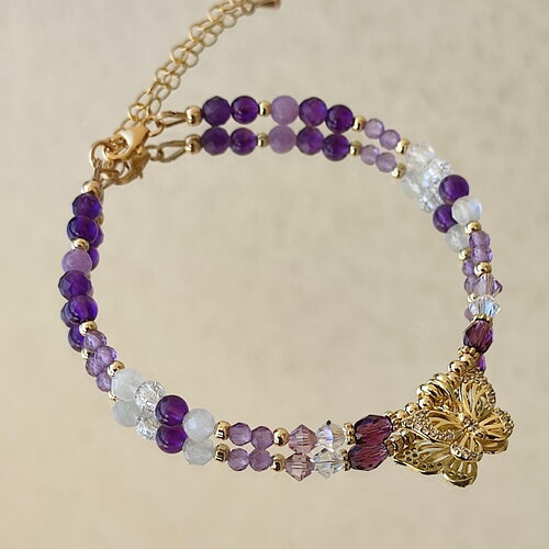 Bracelet en perles d' améthyste, lépidolite et pierre de lune  sur gold filled breloque papillon