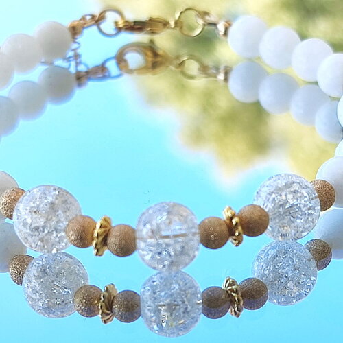 Bracelet en jade blanc et cristal de roche craquelé en gold filled.