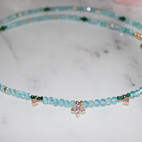 Collier fin en apatite bleue facettée et perle ciselée plaqué or 18k et mini perle de malachite gold filled