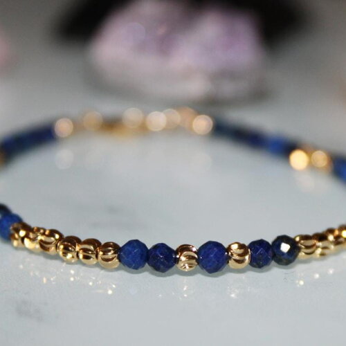 Bracelet fin en lapis lazuli facettée 3mm et perles ciselées sur gold filled