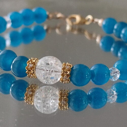 Bracelet en jade bleu et cristal de roche craquelé en gold filled.
