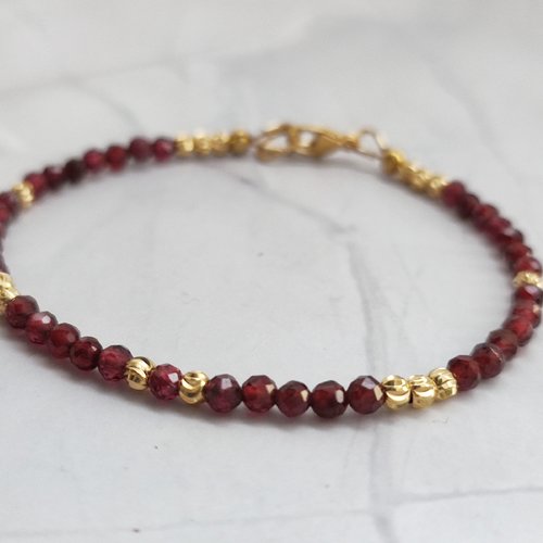 Bracelet fin en grenat facettée 3mm et perles ciselées sur gold filled