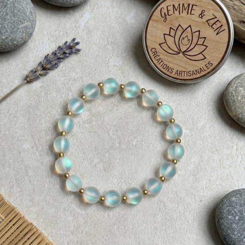 Bracelet en opaline 8 mm – reflets bleus célestes & perles dorées (élastique & ajustable)