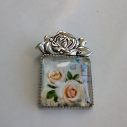 Broche "roses blanches"