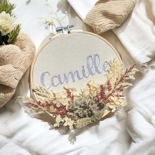 Cercle brodé personnalisé avec prénom et fleurs séchées – cadeau poétique fait main