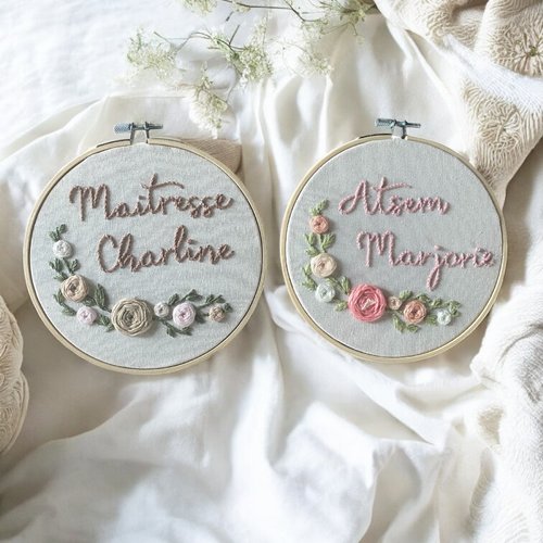 Cercle brodé personnalisé – cadeau maîtresse / atsem – broderie florale
