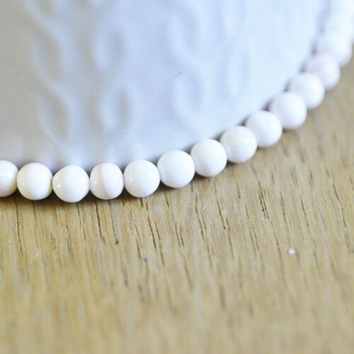 Perles ronde coquillage rose naturel ,perle ronde rose clair coquillage pour création bijoux,5-5.5mm, le fil de 80 perles g3844