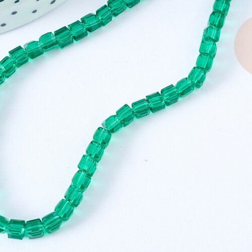Perles cube verre vert foncé 4mm, création bijoux verre, le fil de 43cm g7539