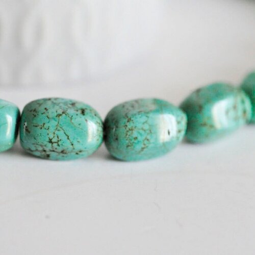 Perle longue ovale turquoise, howlite naturelle,perle turquoise,perle pierre,création bijoux, fil de 39,cm- g5465