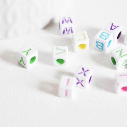 Perle carré lettre alphabet plastique blanc lettre multicolore, perle plastique,perle lettre,création bracelet,6mm, les 10 grammes g3799