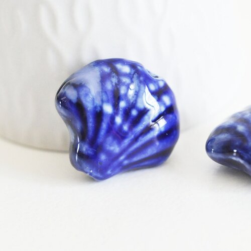 Grosse perle porcelaine bleu foncé coquillage, perle céramique géométrique pour fabrication en céramique rose, lot de 2, 29-33mm g5377
