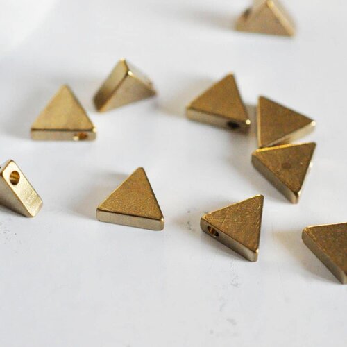 Breloque triangle 1 trou laiton brut , pendentif sans nickel,creation bijoux, pendentif géométrique,7mm,lot de 10-g1347