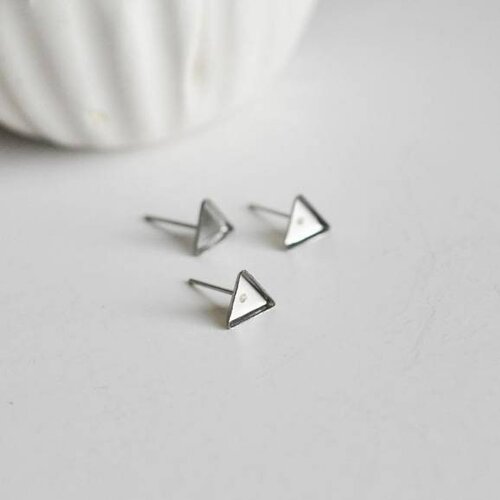Clous-puces oreille platine triangle, boucles d'oreille,création bijoux,support cabochon triangle, 8mm x 7mm, lot 10-g1796