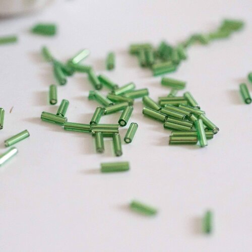 Perles rocaille tube vert, fournitures créative, perles rocaille vert, perles vert métallisé, long tube,6mm x 2mm, 5 grammes,g2691