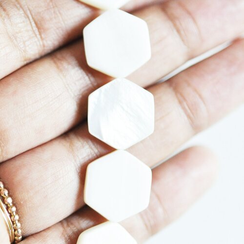 Perle hexagone nacre blanche naturelle, perle hexagonale, coquillage blanc, création bijoux,17mm, le fil de 20 perles-g1974