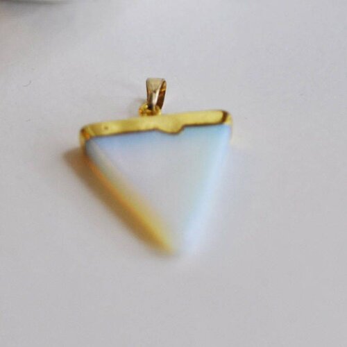 Pendentif triangle opalite blanche, pendentif pierre, support doré,opalite,création bijoux, pierre naturelle, 33mm g5176
