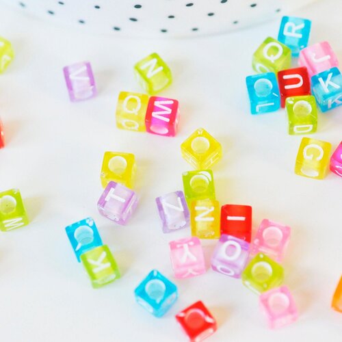 Perle carré lettre alphabet plastique multicolore translucide perle plastique,perle lettre,création bracelet mots,6mm, les 10 grammes,g3068