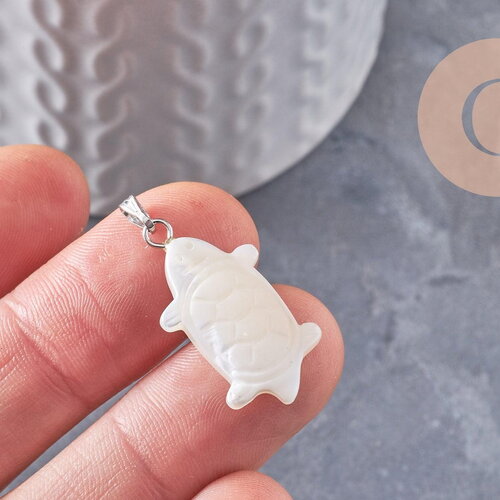 Pendentif tortue nacre blanche naturelle laiton platine 26-27mm, création bijoux coquillage blanc, x1 (g9919)