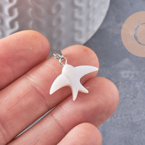 Pendentif oiseau hirondelle nacre blanche naturelle laiton platine 21.5mm, création bijoux coquillage blanc, x1 (g9913)