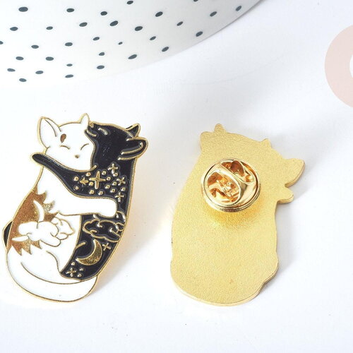 Broche pin's chat émail blanc et noir zamac doré 35x23mm, broche dorée, décoration veste, x1 g8082